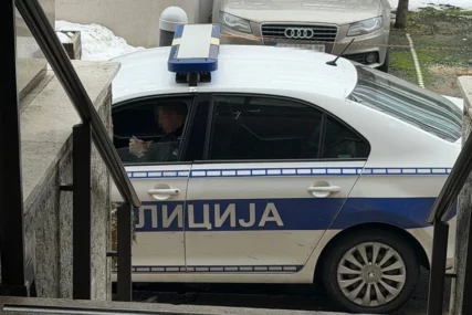 (FOTO) Policija došla na lice mjesta: Čedu Jovanovića i Acu Kosa izvršitelji IZBACUJU IZ STANA, o svemu obavješteno tužilaštvo