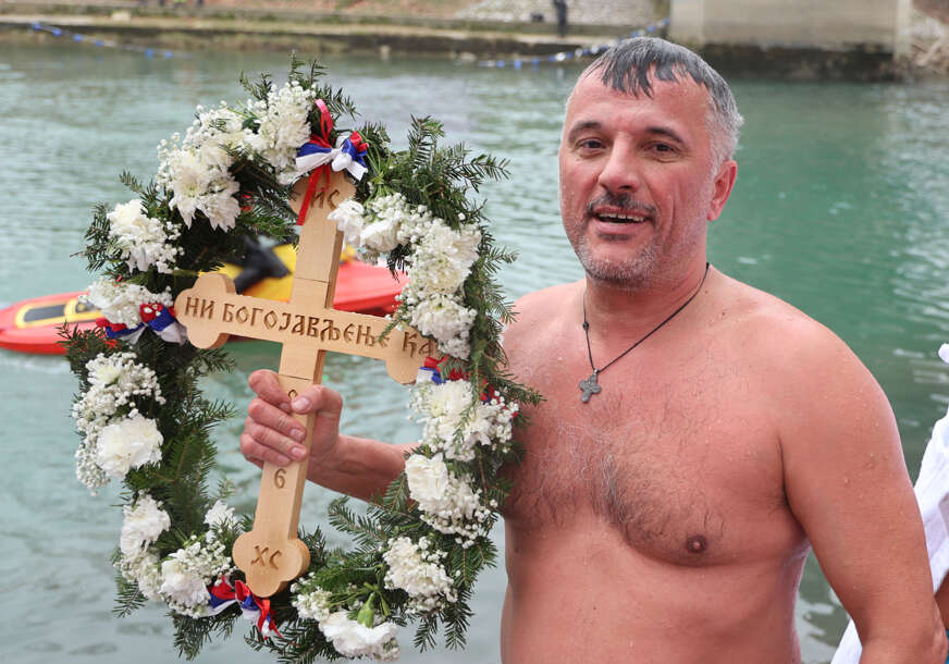 dalibor kajiš prvi  doplivao do krsta
