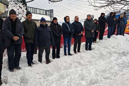 (FOTO) Hrpe snijega kao tribine: Nikad manje ljudi na svečanom defileu povodom Dana Republike