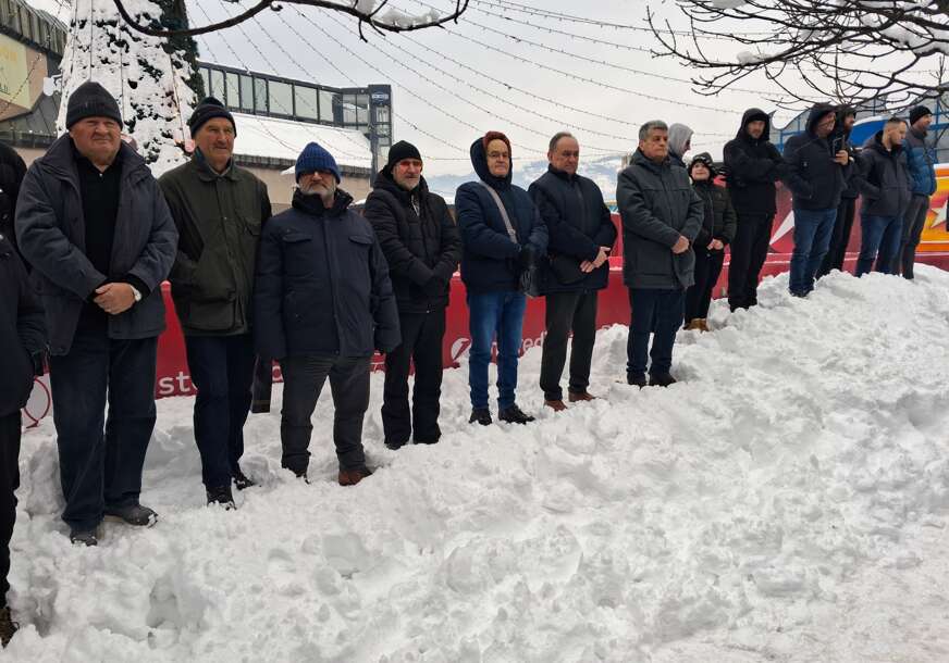 (FOTO) Hrpe snijega kao tribine: Nikad manje ljudi na svečanom defileu povodom Dana Republike