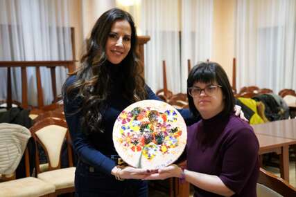 (FOTO) Terapije koje mijenjaju živote: Tamara Vučić sa osobama sa Daun sindromom na Art kampu na Avali