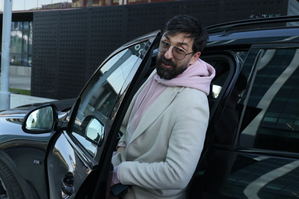 "Liči na Peruna" Ognjen Amidžić stigao u porodilište kod supruge i nasljednice, pa otkrio detalje o maloj Loli
