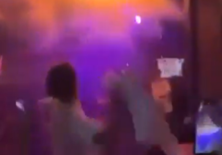 (UZNEMIRUJUĆI VIDEO) Sve se odigralo u nekoliko sekundi: Isplivao novi snimak katastrofalnog požara u Švajcarskoj, mladić džemperom pokušao da ugasi buktinju