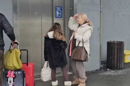 (FOTO) Privukle pažnju na aerodromu: Unuka Goce Šaulić kao da je sišla sa modne piste, u bundici i šik torbi stajala pored bake