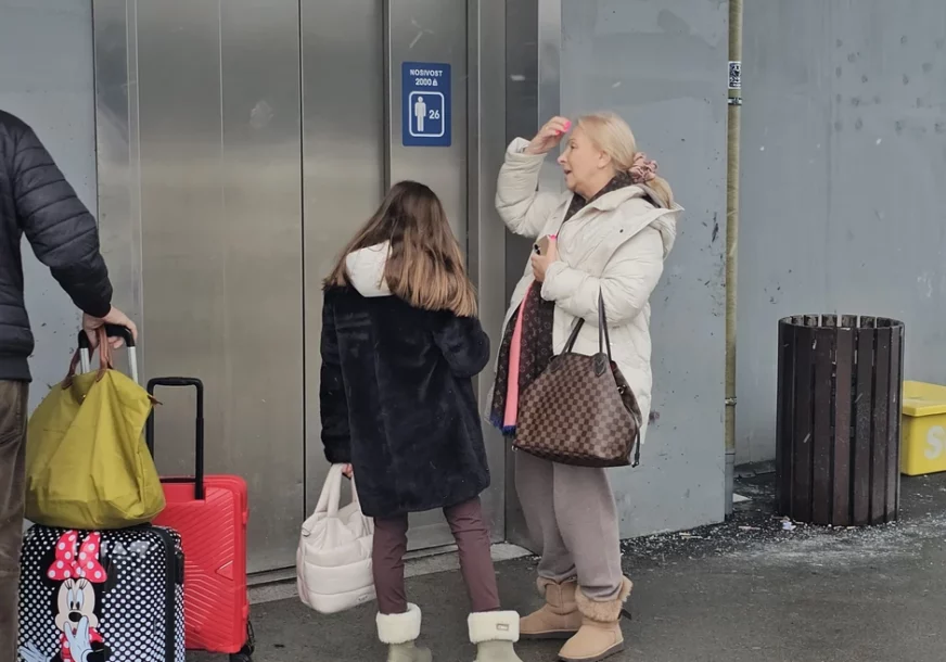 (FOTO) Privukle pažnju na aerodromu: Unuka Goce Šaulić kao da je sišla sa modne piste, u bundici i šik torbi stajala pored bake