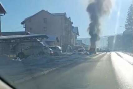 (VIDEO) GORI AUTOMOBIL U BANJALUCI Zapalio se “opel kadet”, čekaju se vatrogasci da ugase požar