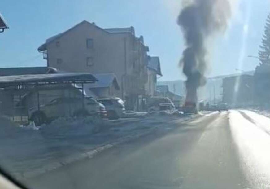 (VIDEO) GORI AUTOMOBIL U BANJALUCI Zapalio se “opel kadet”, čekaju se vatrogasci da ugase požar