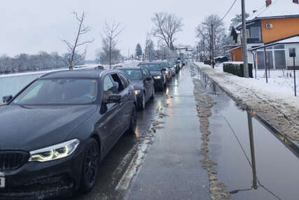 KOLONE NA IZLAZU IZ BiH Gužva na graničnim prelazima Gradiška i Donja Gradina