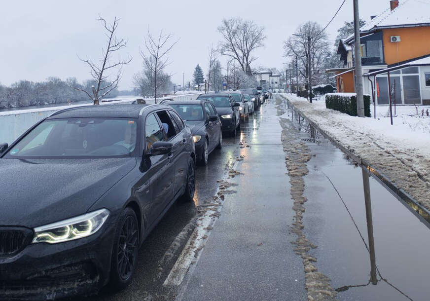 KOLONE NA IZLAZU IZ BiH Gužva na graničnim prelazima Gradiška i Donja Gradina
