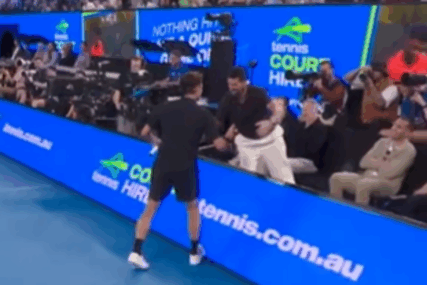 (VIDEO) Scena za pamćenje: Federer prekinuo meč kada je ugledao Đokovića i uradio nešto nevjerovatno