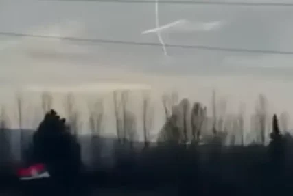 (VIDEO) Čudo na Bogojavljenje u Parizu: Tokom plivanja za Časni krst NA NEBU neobičan prizor