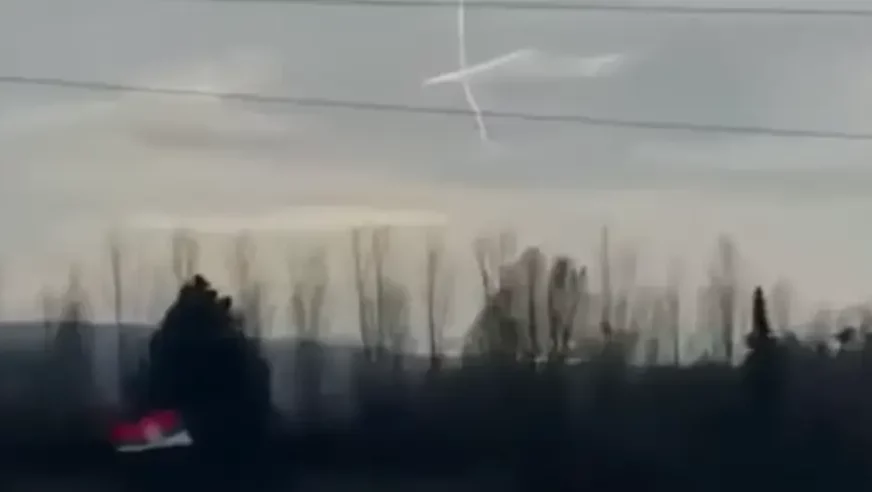 (VIDEO) Čudo na Bogojavljenje u Parizu: Tokom plivanja za Časni krst NA NEBU neobičan prizor