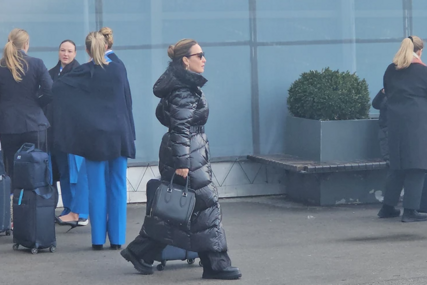 Jelena Tomašević u neprepoznatljivom izdanju: Duga crna jakna, naočare i zavezana kosa, pjevačica uhvaćena na aerodromu
