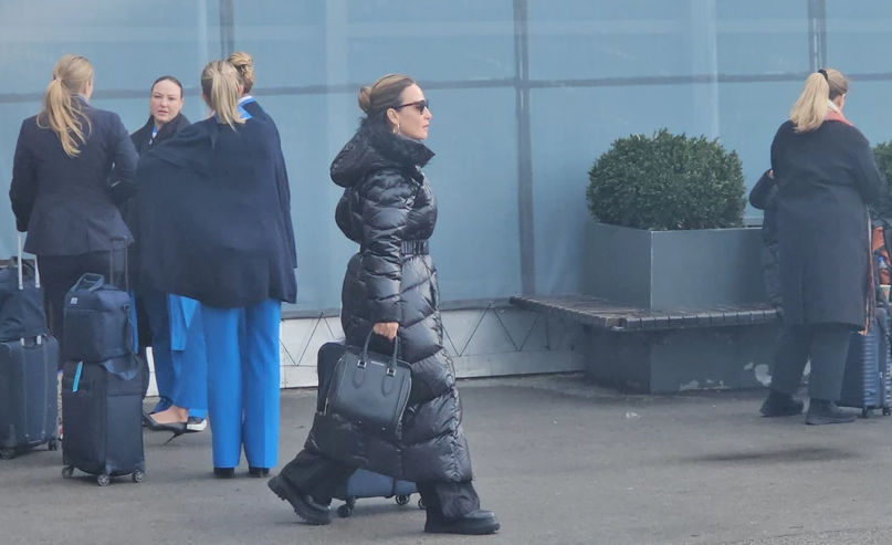 Jelena Tomašević u neprepoznatljivom izdanju: Duga crna jakna, naočare i zavezana kosa, pjevačica uhvaćena na aerodromu