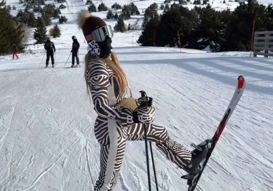 (FOTO) ZAPALILA STAZU Jelena Radanović uživa na snijegu u zebra kombinezonu, a evo šta za to vrijeme radi Sloba