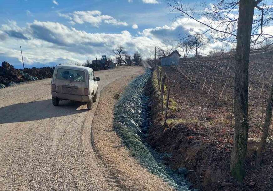 (FOTO) Iz RiTE Ugljevik UPUTILI IZVINJENJE: Usljed klizišta zatvoren put Vujići–Falčići
