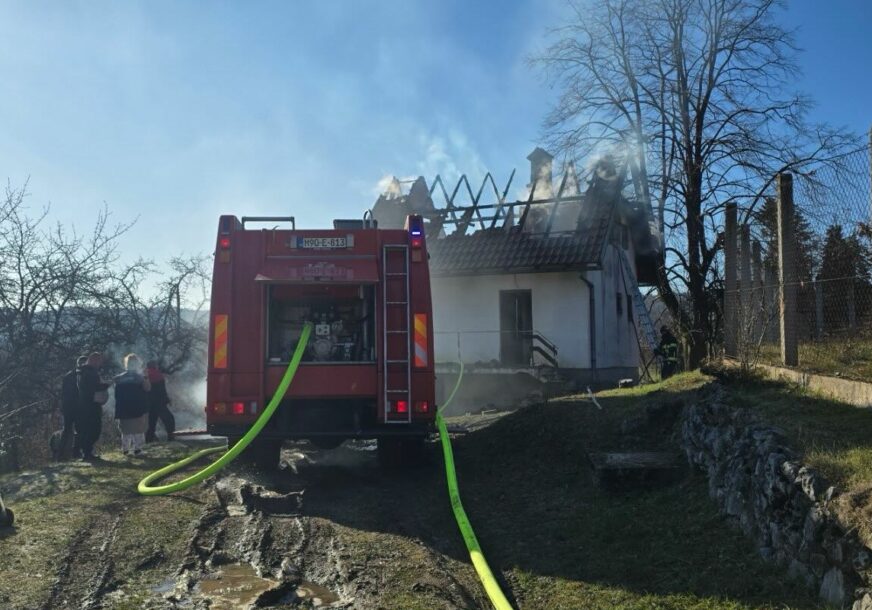 (FOTO) Vatrogasci imali više intervencija: U Slatini kod Laktaša GORJELA KUĆA I AUTOMOBIL