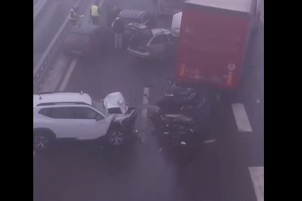 (VIDEO) Muškarac podlegao povredama: Stravičan lančani sudar, povrijeđene 3 osobe