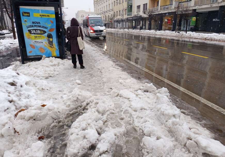 neočišćeni trotoari u centru grada , banjaluka 