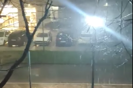 (VIDEO) Trebinjem protutnjalo nevrijeme: Pogledajte šta su kiša i vjetar ostavili na ulicama, POSTOJI I BOJAZAN OD POPLAVA