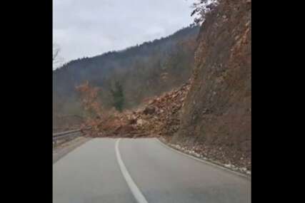(VIDEO) Ekipa Puteva RS na terenu: Veliki odron na putu od Foče do Pljevlje