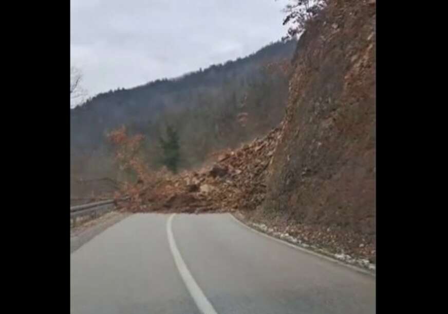 (VIDEO) Ekipa Puteva RS na terenu: Veliki odron na putu od Foče do Pljevlje
