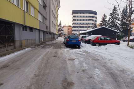 Novi problemi za vozače: Stručnjak otkrio kako BEZBJEDNO VOZITI PO BLJUZGAVICI