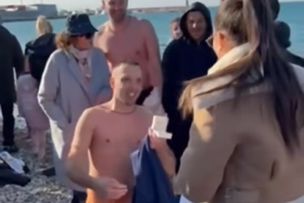 (VIDEO, FOTO) Kleknuo čim je izašao iz mora: Policajac ZAPROSIO DJEVOJKU poslije plivanja za Časni krst u Baru na Bogojavljenje