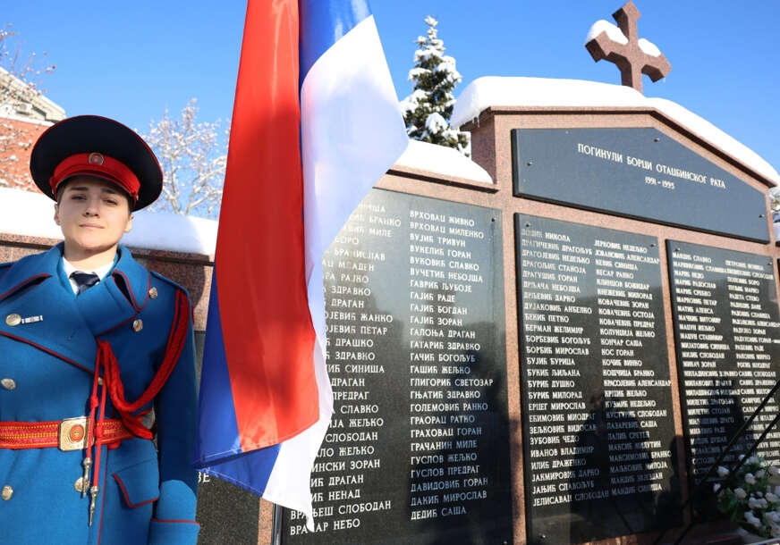 (FOTO) „Branili su što je u slobodi nastalo“ Počelo obilježavanje 9. januara polaganjem vijenaca na spomenik palim borcima VRS