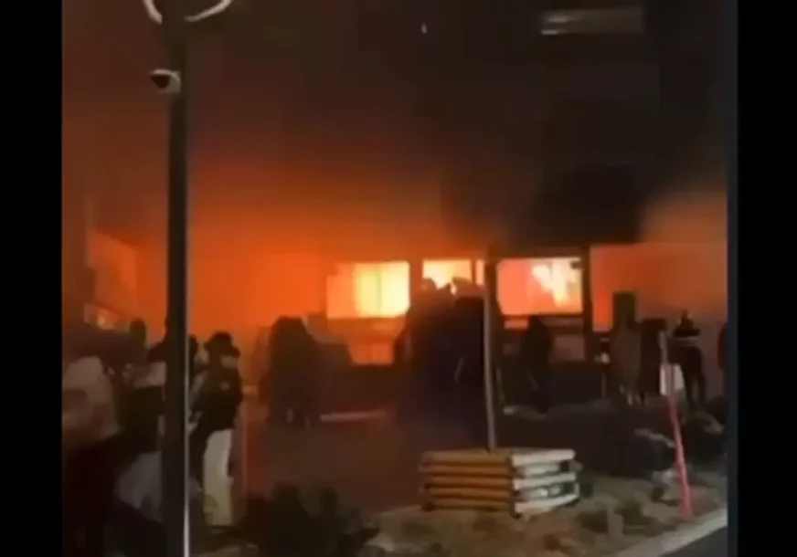 (VIDEO, FOTO) ZA SVE JE KRIVA OVA SMRTONOSNA KOMBINACIJA Stručnjak za požare na osnovu jednog detalja objasnio zašto je došlo do tragedije u Švajcarskoj