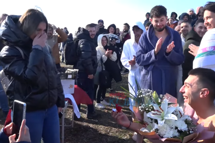 (VIDEO) Emotivna scena na Bogojavljenje: Boris izašao iz ledenog jezera, pa kleknuo ispred Anđele
