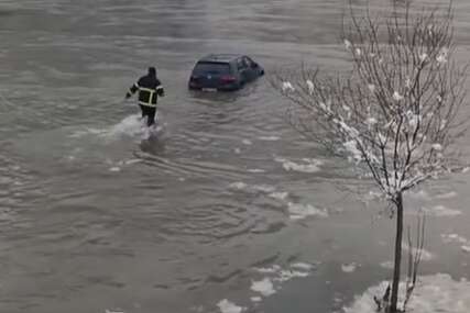 (VIDEO) POSTAO HIT U REGIONU Vatrogasac Rade hrabro ušao u ledenu Drinu i izvezao golf iz rijeke