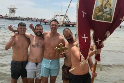 (FOTO) "BOG SE JAVI" Voditelj u Australiji plivao za Časni krst