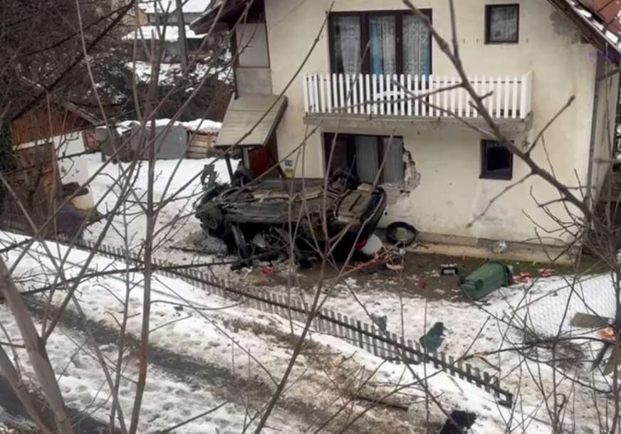 (VIDEO) "Hvala današnjem prazniku, SVI SU ŽIVI" Automobil sletio sa puta i završio na krovu, TIK UZ KUĆU