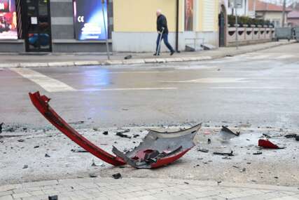 (VIDEO, FOTO) Prve fotografije sa mjesta STRAVIČNE NESREĆE u Banjaluci: Raskrsnica prekrivena ledom i komadima uništenih automobila