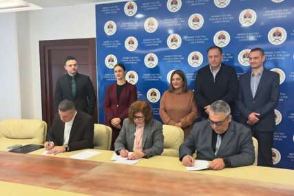 (FOTO) Ista pravila za 64 opštine: Potpisan POSEBAN KOLEKTIVNI UGOVOR za 10.000 radnika lokalne samouprave, evo šta u PRAKSI TO ZNAČI