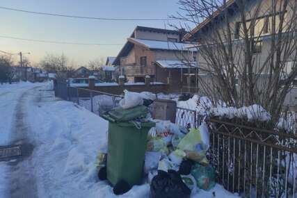 (FOTO) "Šalju samo račune, SMEĆE su ostavili nama" Naselje Derviši zatrpano otpadom, mještani ga odlažu po podrumima i ostavama
