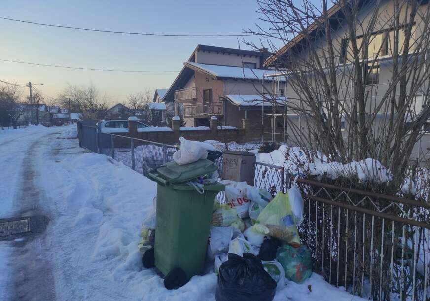 (FOTO) "Šalju samo račune, SMEĆE su ostavili nama" Naselje Derviši zatrpano otpadom, mještani ga odlažu po podrumima i ostavama