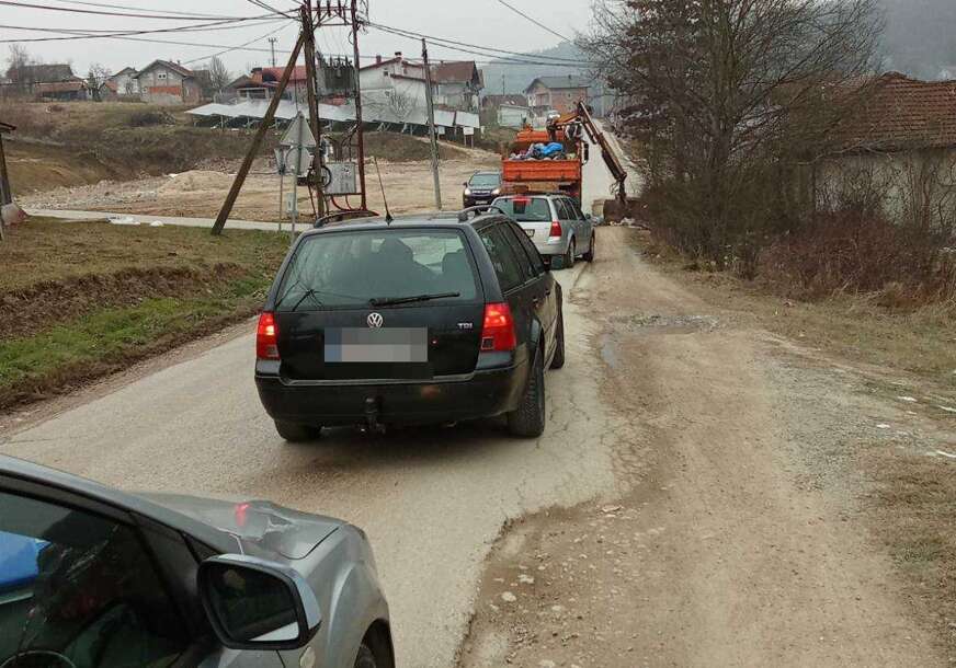 (FOTO) Samo u Banjaluci: Skupljanje smeća u "špicu" radnog dana i saobraćajne gužve