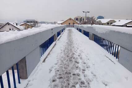 (FOTO) Jedan grad, dva lica: Centar Banjaluke DOBRO OČIŠĆEN, preko pasarele na Petrićevcu jutros ste MOGLI DA SE KLIŽETE