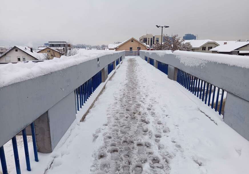 (FOTO) Jedan grad, dva lica: Centar Banjaluke DOBRO OČIŠĆEN, preko pasarele na Petrićevcu jutros ste MOGLI DA SE KLIŽETE