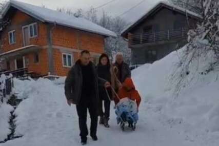 (VIDEO) "Ovo je nedopustivo i direktno ugrožava ljudske živote" Alarmantno stanje u banjalučkoj ulici, bolesne spuštaju sankama