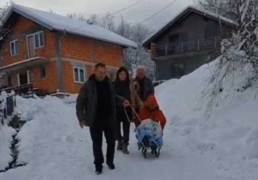 (VIDEO) "Ovo je nedopustivo i direktno ugrožava ljudske živote" Alarmantno stanje u banjalučkoj ulici, bolesne spuštaju sankama