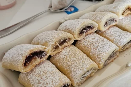 Prave se ekspresno: Mekane štrudlice sa pekmezom mogu da stoje danima, ali su toliko dobre da jedva dočekaju sutra