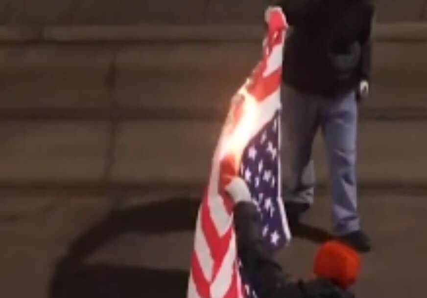 (VIDEO) "NIJE DOBRODOŠAO" Protesti protiv Trampa u Švajcarskoj, zapaljena zastava SAD
