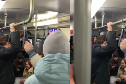 putnici pjevaju u sarajevskom tramvaju