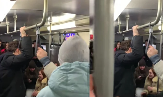 putnici pjevaju u sarajevskom tramvaju