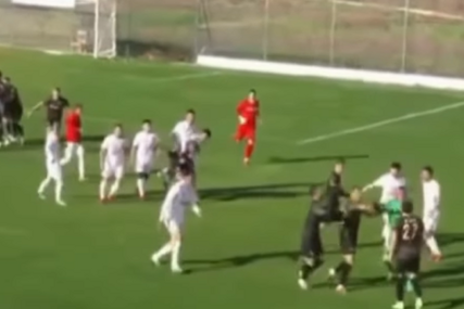(VIDEO) Potpuni haos na prijateljskoj utakmici: Duel prerastao u masovnu tuču na terenu