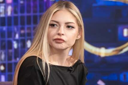 "Bila sam u vezi sa jednim dečkom" Vanja Mijatović PONIJELA FIKSNI TELEFON na svirku