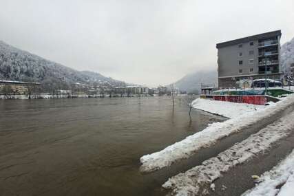 "Drina je u stagnaciji" Pojedina mjesta u Zvorniku poslije poplava i dalje BEZ STRUJE I VODE, očekuju se nove padavine